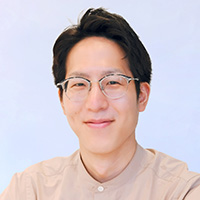 土川 弘晃 氏