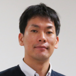安積 卓也