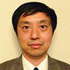 須長 秀行 氏
