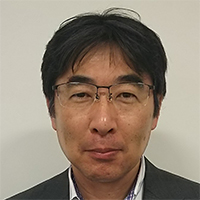 甲斐 寿 氏