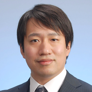 足立 崇勝 氏