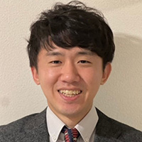 梁本 政秀 氏