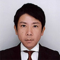谷米 亮二 氏