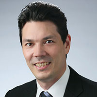 岡 デニス 健五 氏