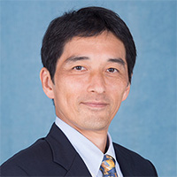 三角 育生 氏