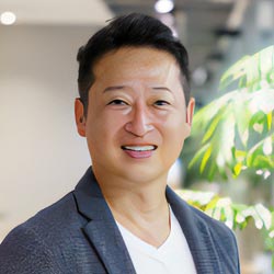 秋田 正倫 氏
