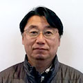 伊豆 智幸 氏