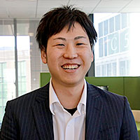 秋永 将俊 氏