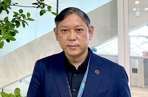 岸 和良 氏