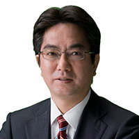 亦賀 忠明 氏