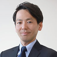 井上 賀友 氏