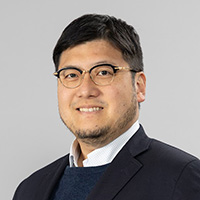 根来 誠 氏