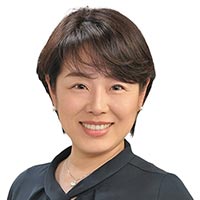 菅 有里子 氏
